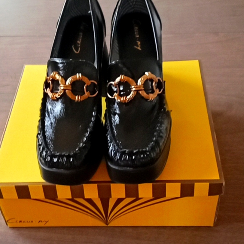 Ladies loafers w gold hardware